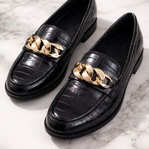 NWOT ZARA size 39 Black  Loafers with Gold Chain Detail
